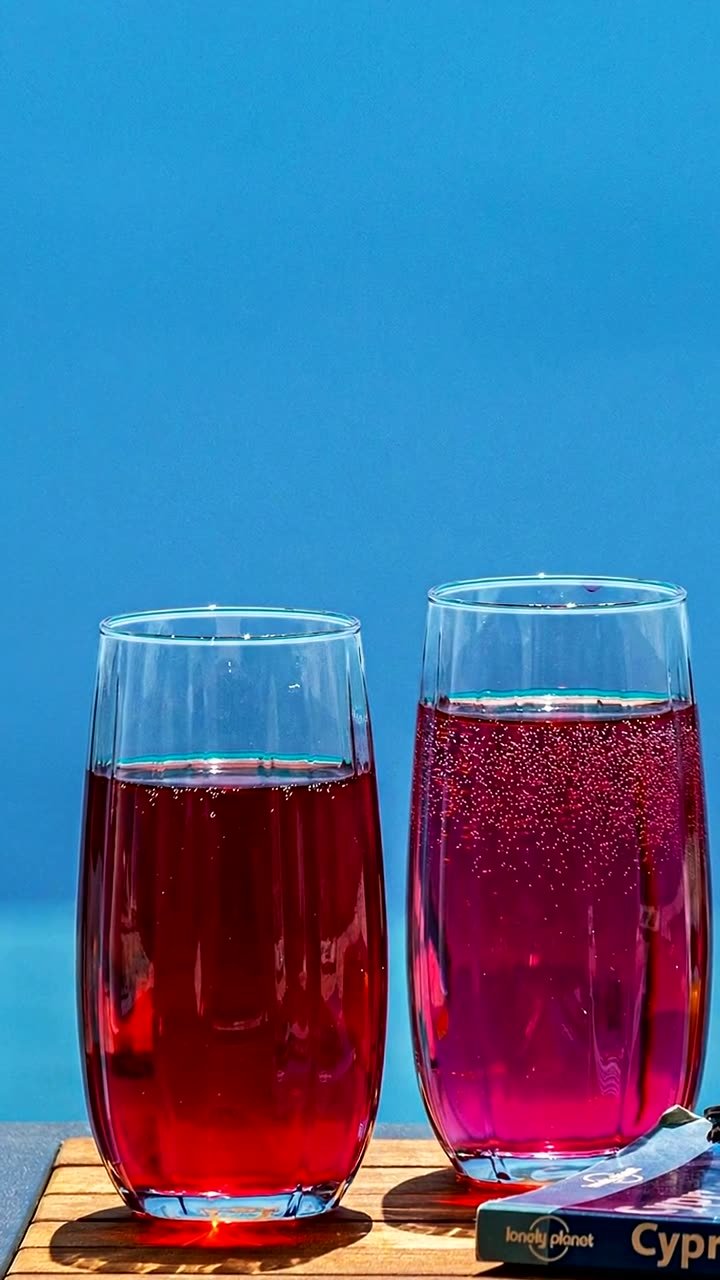 Dos copas sobre la terraza frente al cielo